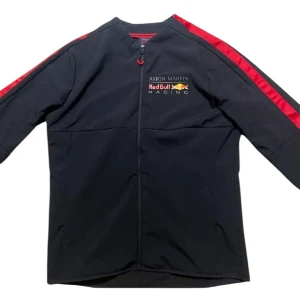 Redbull x Aston Martin Jacka - Säljer en väldigt snygg och limiterad jacka ifrån Redbull x Aston Martin.  Cond 8/10, inga flaws.
