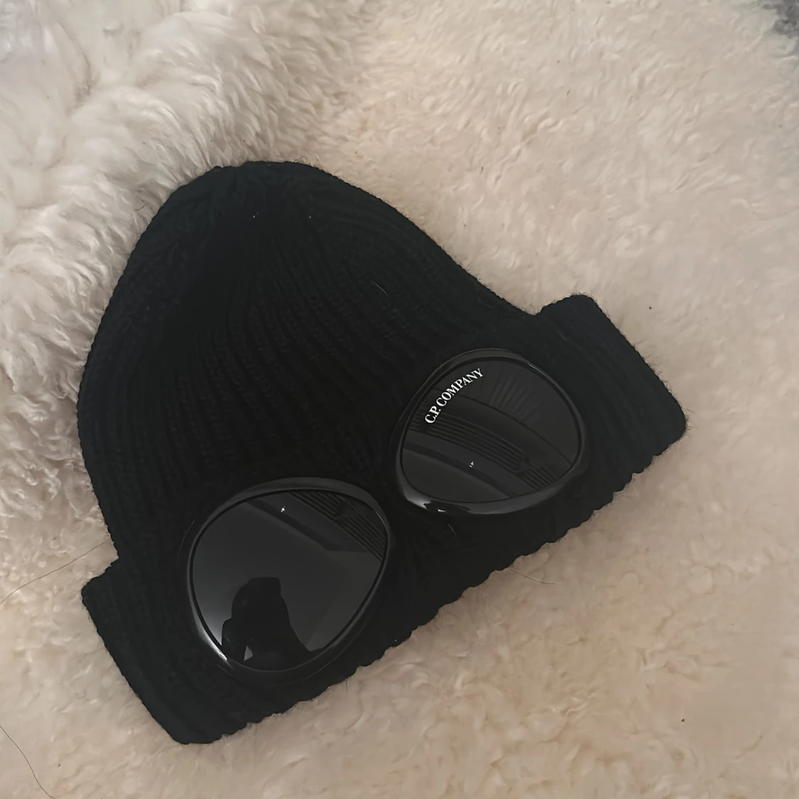 Svart stickad mössa från C.P. Company