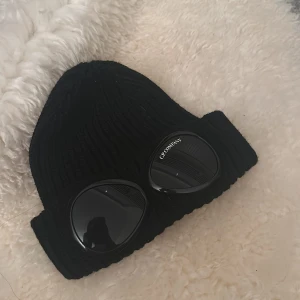 Svart stickad mössa från C.P. Company - Köpte fel storlek (barnstorlek M)