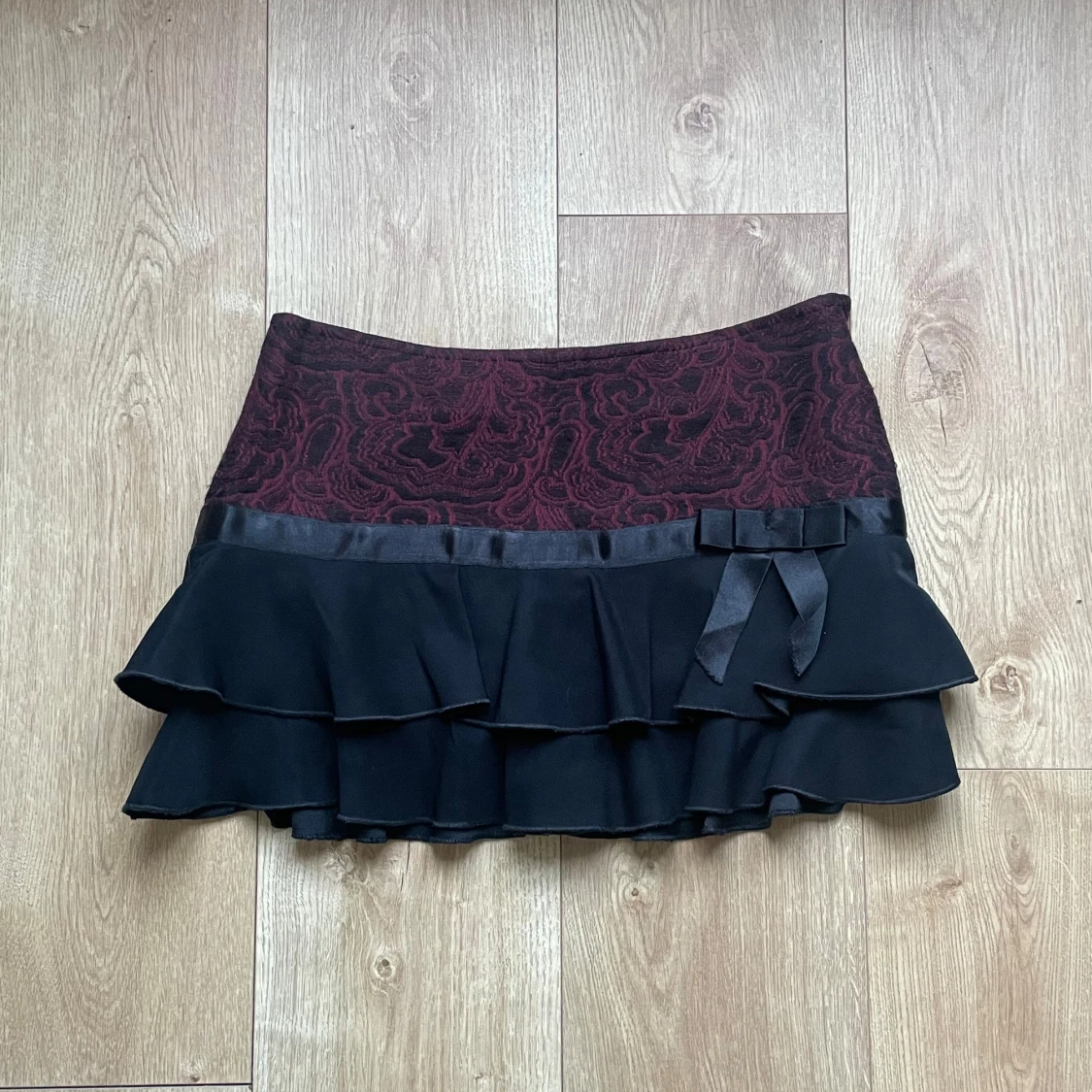 Svart och vinröd kjol med volanger