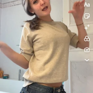 Beige tröja med trekvartsärm - Säljer en stilren beige tröja med trekvartsärm. Perfekt för en avslappnad look. Tröjan har en rund hals och är gjord i ett mjukt material. Den är köpt här på Plick, ingen aning va nypriset är