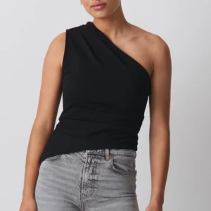 Asymmetrisk topp - One shoulder drapy top från Gina Tricot i storlek. Endast använd en gång!