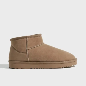 Helt nya uggs från Nelly - Helt nya och oanvända mini uggs liknande skor från Nelly💞💞💞 Slutsålda på deras hemsida.