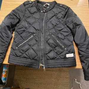 Odd molly 220A - En fin jacka från odd molly.                           Storlek 1, skulle säga typ xs. Inte använd alls mycket efter som den var förliten för mig.     Pris kan diskuteras. 