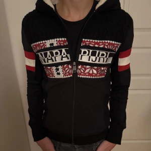 Napapijri zip hoodie - Säljer nu en trendig och riktigt fet zip hoodie från Napapijri. Tröjan har ett riktigt bekvämt och skönt material. Bara höra av dig vid minsta fundering😁