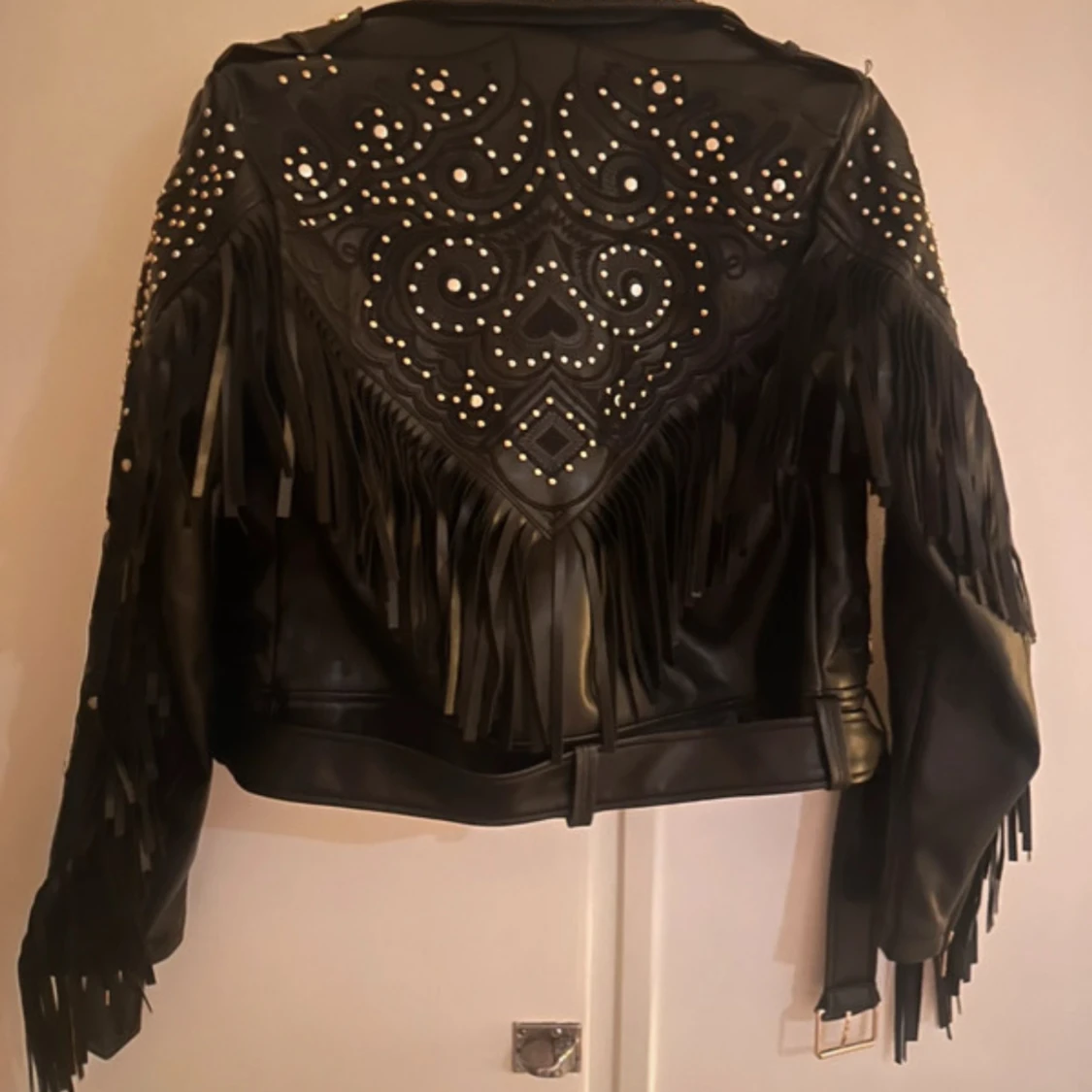 Svart skinnjacka med nitar och fransar - 91