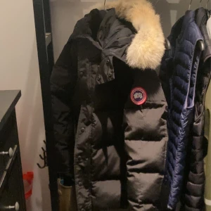 Canada goose jacka - Canada goose jacka storlek L passar även M. Använd ett fåtal gånger och ser i princip helt ny ut. Snabb affär kommer belönas 