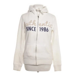 Vit hoodie från Pimkie - Säljer en vit hoodie från Pimkie med texten 'Authentic Since 1986' i beige och blått. Den har en dragkedja framtill och en mysig huva. Perfekt för en avslappnad stil. Storlek M men passar även xs/s