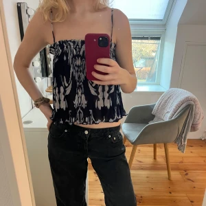 Svart och vit mönstrad linnetopp -  Marinblå och vit mönstrad linnetopp med smala axelband. Perfekt både till vardags men även till festligheter 