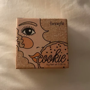  Cookie highlighter från Benefit - säljer då jag inte använder highlighter. använd ett fåtal gånger så den är som ny(se bild nr 2)💕 köpt på sephora i sthlm