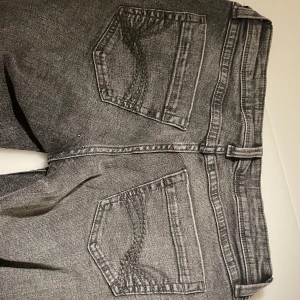 Lågmidjade jeans - Snygga grå jeans med bootcut-stil och låg midja. Oanvända och säljer då de är lite stora. Storlek 38 ❤️ 