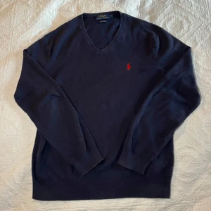 Ralph lauren tröjor - 2 Ralph lauren tröjor, V ringade. Skick 9/10. Perfekt som ett varmt,skönt och snyggt lager under jackan. Om du vill se fler bilder kan du se mina annonser med dem enskilt. Mvh Carl