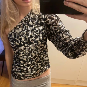 One shoulder topp - .Glittrig one shoulder topp som är perfekt till nyår🪩🪩 Egentlig storlek L men omsydd till XS/S. Postar eller möts upp i Stockholm