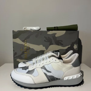 Valentino Rockrunners - Vita kamouflage rockrunners från Valentino. Oanvända i nyskick 10/10. Fråga gärna efter fler bilder eller info! Priset är inte hugget i sten. Skor, dustbag, snörning och box ingår!