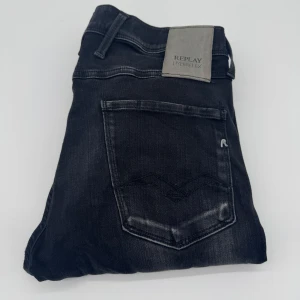 REPLAY ANBASS JEANS  - - Replay anbass jeans - Slim fit passform - Storlek W29/L32 - Nypris runt 1800kr - Kontakta för fler frågor eller funderingar // Deluxecloset