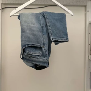 Dondup jeans  - Tjena! Säljer detta par dondup jeans i storlek w31. Skick 9/10 inga defekter! Nypris 3500. Har ni några frågor så är det bara att höra av sig!😁