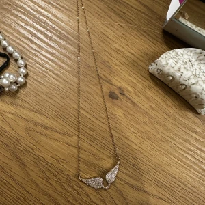 Halsband med vingar  - Elegant halsband