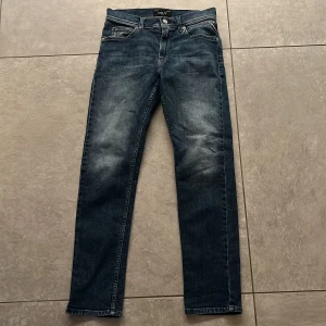 Blå jeans från Replay - Snygga blå jeans från Replay med en klassisk femficksdesign och knappgylf. Perfekta för en avslappnad stil med en modern touch. Märkesdetaljer på bakfickan och bältesslingor för extra stil. Använda en stacka gånger. Skriv vid minst fundering! Priset är inte fast kan gå ner vid snabb affär!