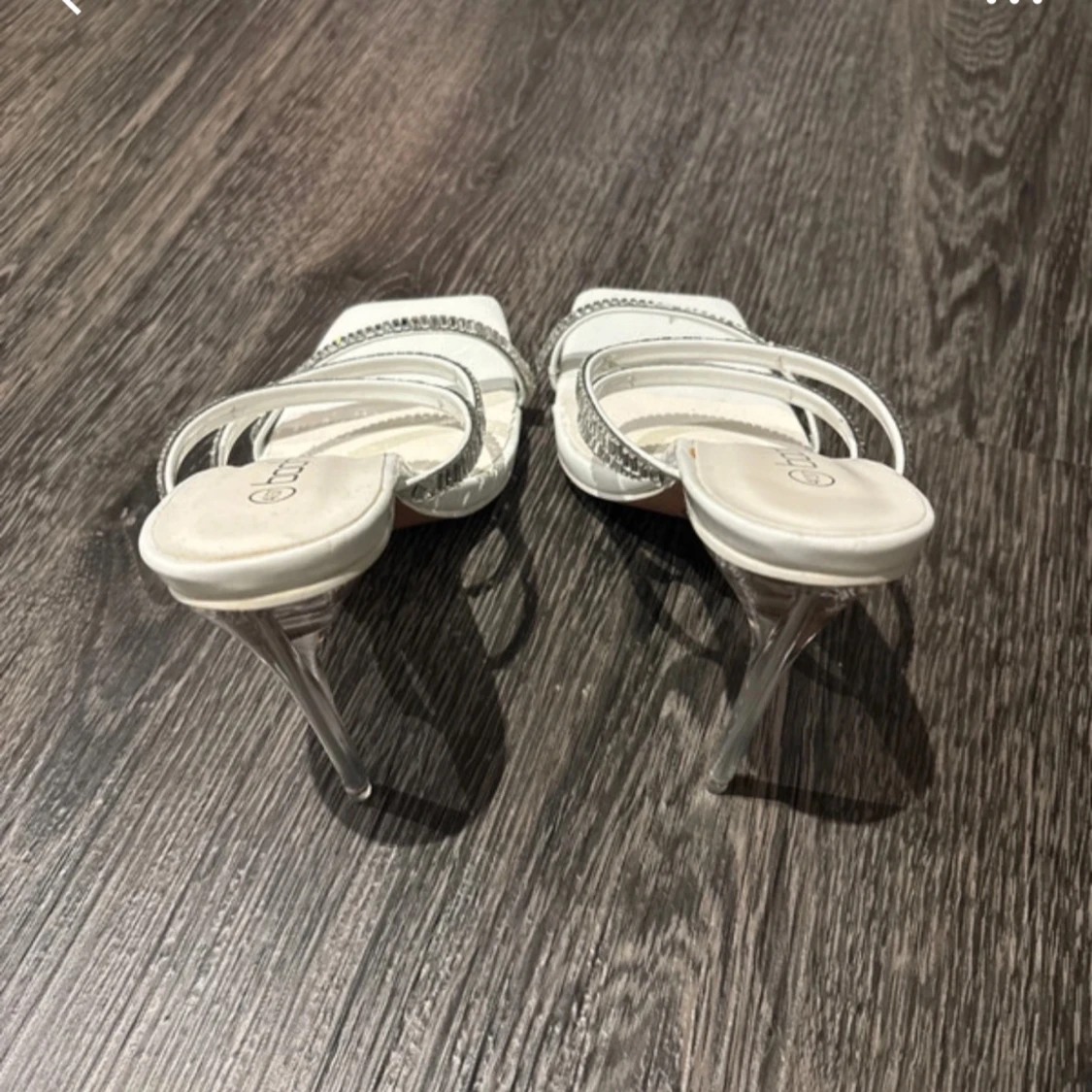 Vita klackskor från Boohoo - 90