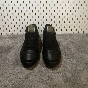 Valentino rockrunner  - Säljer ett par snygga valentino rockrunners storlek 40 men är lite större i storleken. Dom är i bra skicka och har inga större defekter. Inget og kommer med. Skriv om ni vill ha fler bilder eller har någon fråga. Kan byta mot Fhilippe model trainers storlek 40 med lite pengar i mellan.