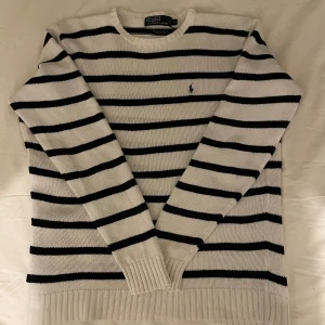 Ralph Lauren stickad tröja - Tjena, säljer en randig stickad Ralph Lauren tröja. Skicket är 9/10 och finns inga tecken på användning. Jag är 187 och den passar bra på mig(se bild 2). Hör av dig vid minsta fundering!