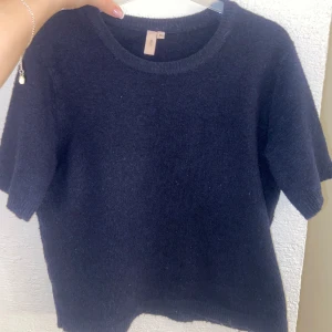 Stickad T-shirt  - Säljer en stickad mörkblå tröja med korta ärmar. Jätte skön och inte stickig. 