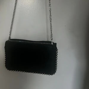 Zara väska  - Köpt i år. Använd tre gånger. Kommer inte till användning. 