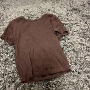 Brun t-shirt från H&M Divided - Säljer en brun t-shirt från H&M Divided i storlek dam xxs. T-shirten är kortärmad och har en enkel design, perfekt för vardagsbruk.