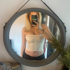 Maidenform topp🤍 - Populär korsett från maidenform! Vet ej storlek men uppskattar att det är en L/M då den passar mig som brukar ha S i toppar❤️ 