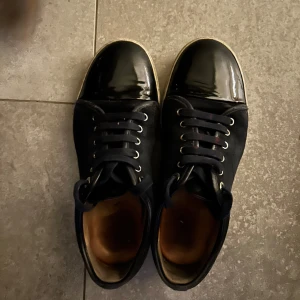 Lanvin  - Säljer nu mina lanvins i topp skick inte använda många gånger alls ny pris på dem är 5200 mitt pris 2900 säljer dem för dem är för små uk 5 är dem passar 40-41