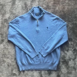 Ralph lauren quarterzip  - Säljer fet Ralph lauren quarterzip i storlek M. Skriv om ni har frågor:)