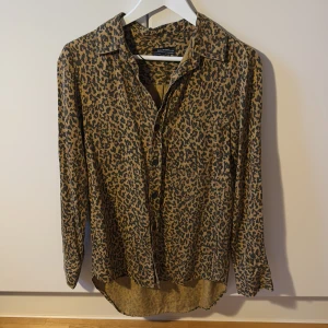 Leopardmönstrad skjorta  - Premium denim leopard skjorta från Zara med knappar framtill. Super skick.