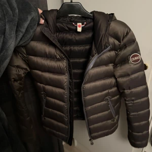 pufferjacka från Colmar - Grå/grön colmar jacka (gammal modell)! I princip oanvänd då den är liten i storleken, storlek 40 tror jag men passar folk runt 36 ungefär skulle jag gissa på.💕 Ps! Bor ni runtomkring Gbg kan jag mötas upp🙌  
