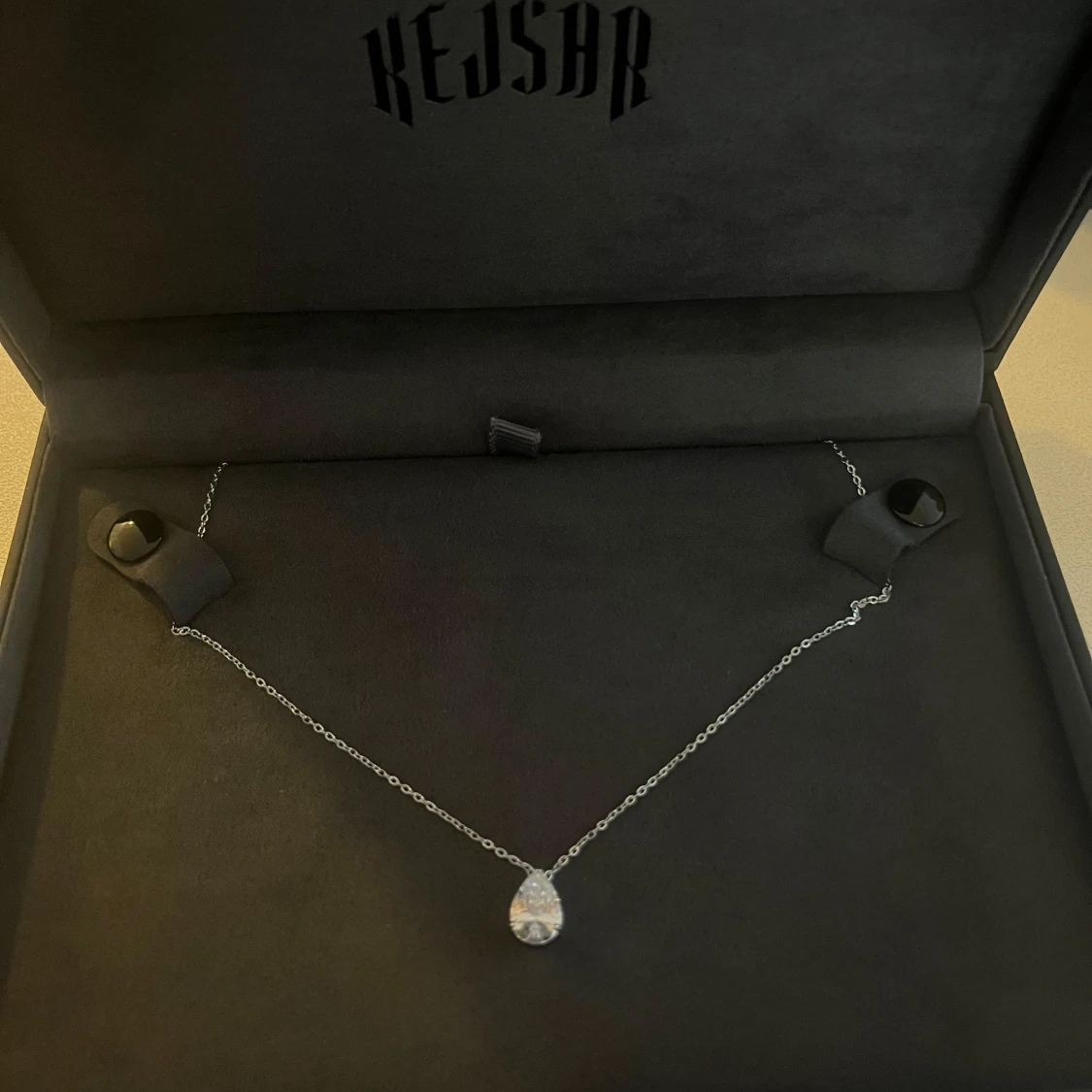 925 Silverhalsband med droppformad berlock från Kejsar