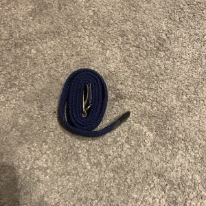 Blått flätat bälte - Snyggt blått flätat bälte med silverfärgat spänne. Jag säljer pågrund av felköp 
