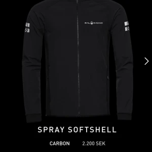 Svart softshelljacka från Sail Racing - Snygg svart softshelljacka från Sail Racing med dragkedja och logotypdetaljer på bröstet och ärmen. Perfekt för blåsiga dagar med sin stilrena design och funktionella material. Den är även knappt använd då den inte föll mig särskilt mycket i smak. Den är köpt från sail racing för 2200kr men säljer den nu för 500kr då jag vill bli av med den. Priset är fast då jag inte vill gå lägre och är ett bra pris för hur lite den är använd. Kan hämtas i Göteborg men kan även frakta om det behövs. 