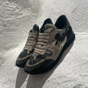 Valentino Rockrunner i camouflage - Snygga Valentino Rockrunner sneakers i en väldigt populär färg kombination. Perfekta för vinterhalvåret tack vare sin tjocka sula. Skorna är i bra skick och kommer med dustbags osv. Skriv gärna vid funderingar !