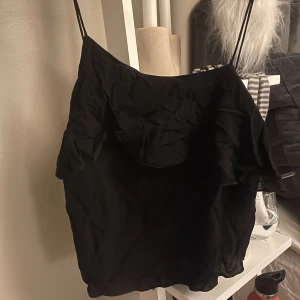 Svart volang topp - Söt volangtopp där ena sidan är högre än den andra, från & other stories🩷Knappt använd!!