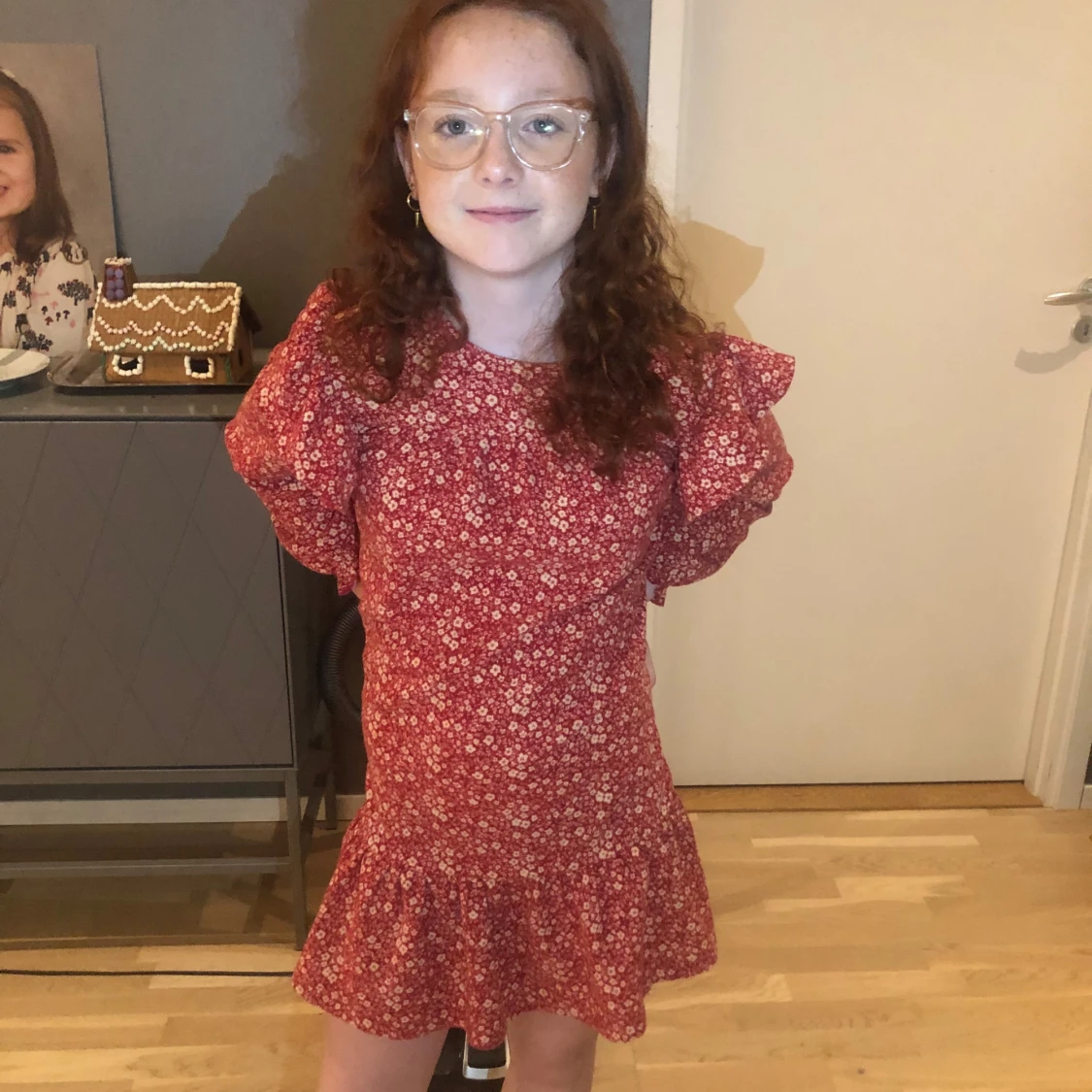 Röd blommig klänning med volangdetaljer