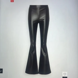 Svarta skinnbyxor med bootcut - Snygga svarta skinnbyxor med en trendig bootcut-stil. Typ mid-waist men skit snygga och vika ner så det blir low waist!