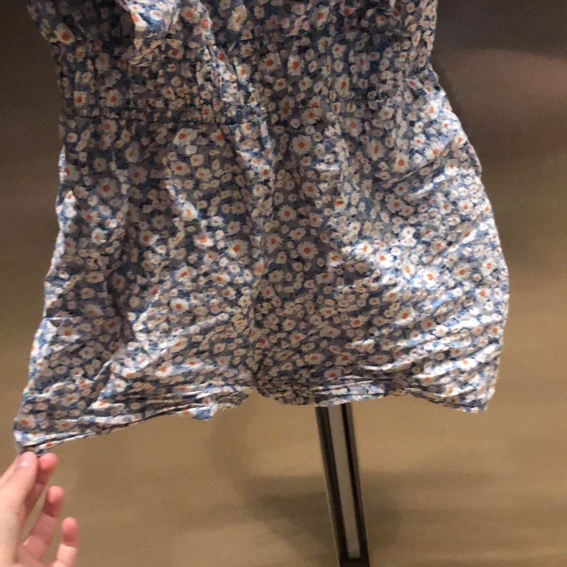 Blommig ärmlös klänning med shorts  - 90