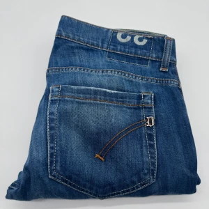 DONDUP GEROGE JEANS  - - Dondup George jeans - storlek 32, benlängd: 106cm, midjemått: 42cm - Nypris runt 4000 - Kontakta för fler frågor eller funderingar // Deluxecloset 