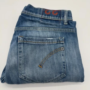 DONDUP GEROGE JEANS  - - Dondup George jeans - storlek 33, benlängd: 100cm, midjemått: 40cm - Nypris runt 4000 - Kontakta för fler frågor eller funderingar // Deluxecloset 