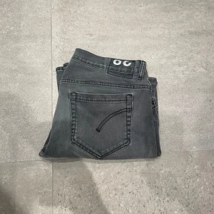 Dondup George - Snygga grå jeans från Dondup George. De är i skinny fit. Nyprs 3000kr mitt pris 399kr efterssom de är en skada vid skrovet. De syns knapp och skadan är inklämnad hos ett profs. Ni kan se på 3 bilden! Skriv vid funderingar!