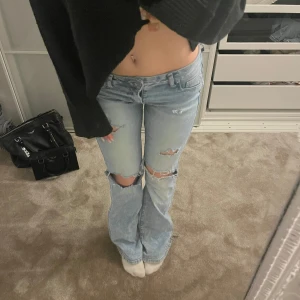 Ljusa jeans med slitningar - Säljer mina jättefina jeans med många hål!!💗 Märket vet jag inte riktigt💞. Ordinarie pris 800kr men lite slitna där nere som syns på sista bilden därav är priset 500kr💝💝.