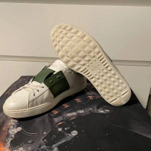 Valentino Opens Gröna - Snygga vita Valentino sneakers i färgen mörk grön. Dom är i väldigt bra skick. Inget OG medföljer. Skorna är i 43 fits 44. Hör av er vid frågor.