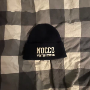 Nocco mössa - Nocco winter edition mössa från 2023. Den är onesize och bra skick priset är ej hugget i sten.