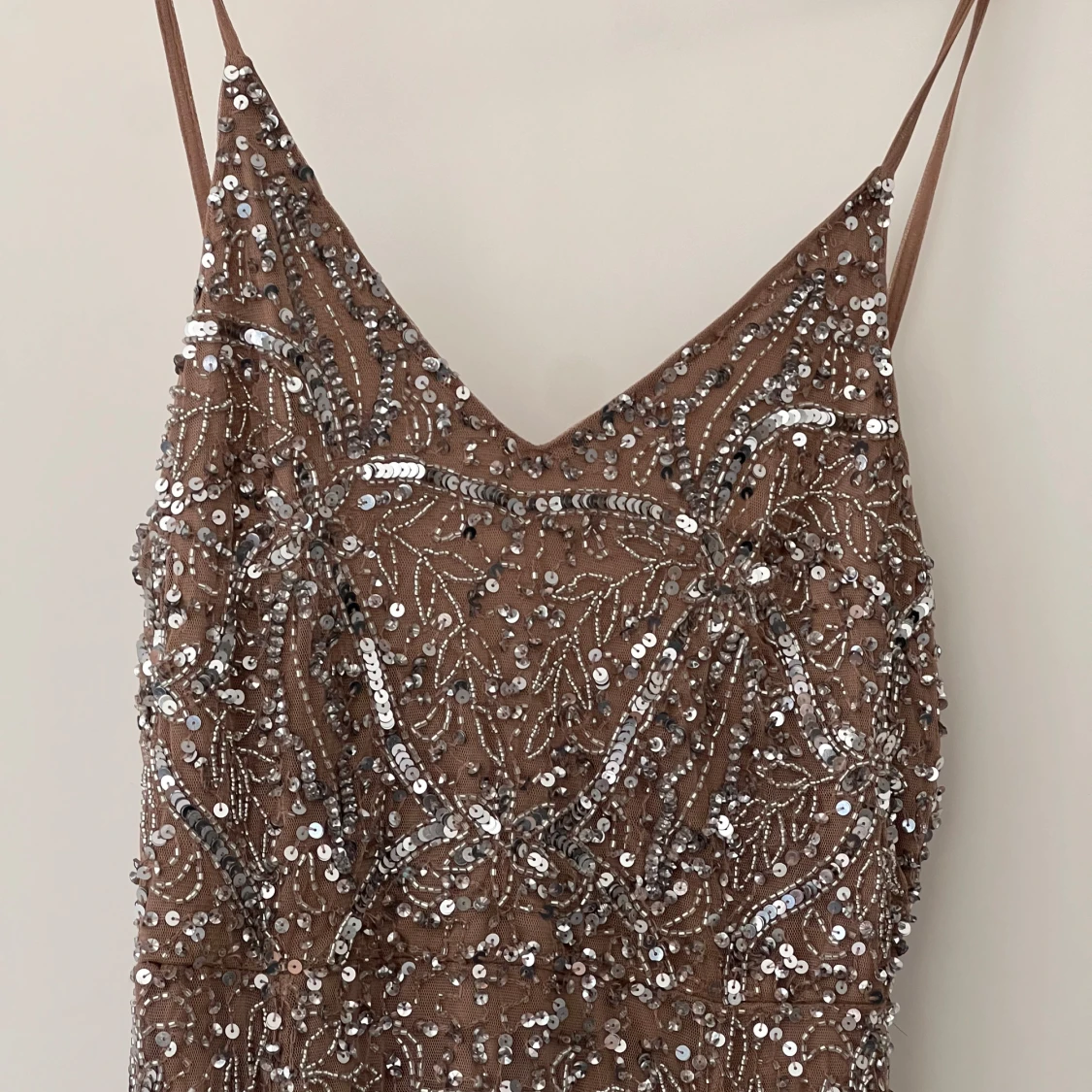 Champagnefärgad paljettklänning - 90