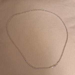 Cordell kedja silverfärgad 2,5 mm  - Pris ej förhandlingsbart vid köp av bara denna men vid bundle kan pris diskuteras. 58 cm långt halsband. Tror inte det är silverpläterat utan bara har den färgen men vet inte 