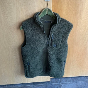 J.Lindeberg väst - Använd väldigt få gånger - Passar s/m - Skicka meddelande vid funderingar!